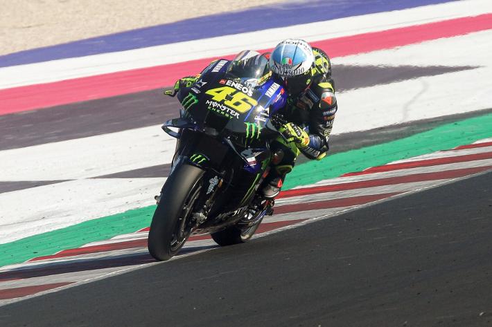 Misano, trionfa Morbidelli davanti a Bagnaia. Rossi perde il podio all'ultimo giro