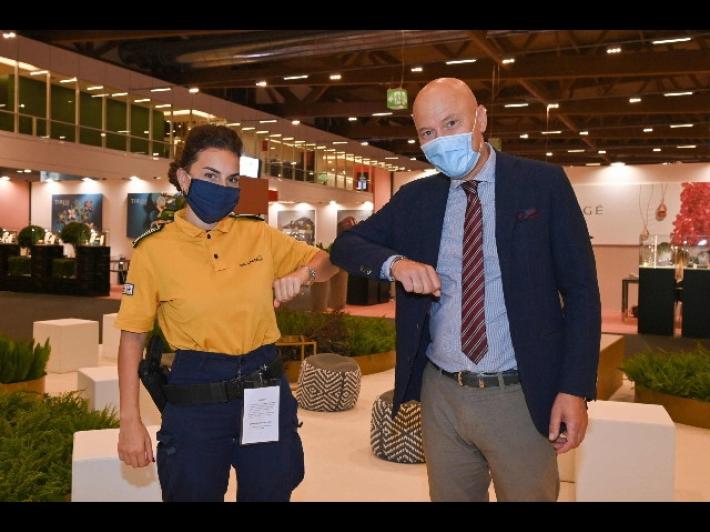 Perde diamante di 6 carati, vigilante lo trova e lo restituisce