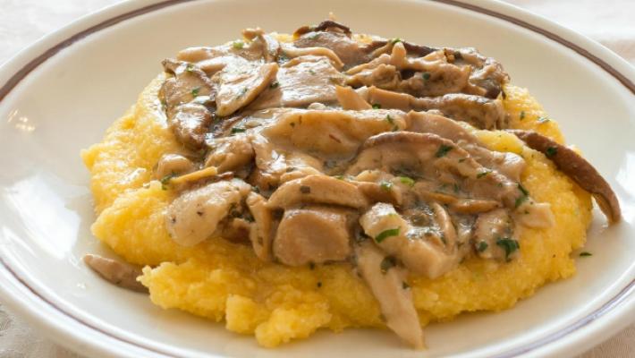 Primavera di una volta: ode alla polenta con i prugnoli