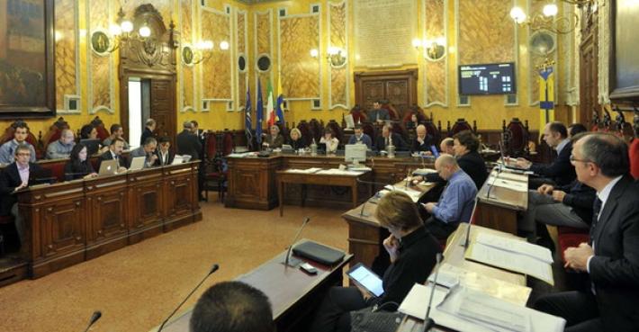 Monopattini, controlli a tappeto. Parco Ferrari, lavori a spese dei gestori del chiosco. No a tavoli e panche