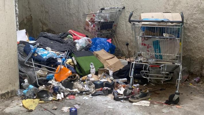 Via Gramsci, il parcheggio da incubo tra rifiuti e siringhe