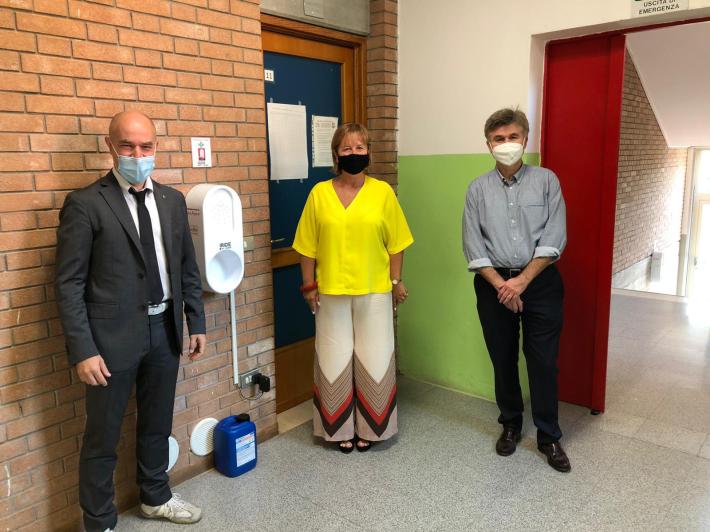 Donati 36 dispenser innovativi alle scuole di Poviglio e Brescello