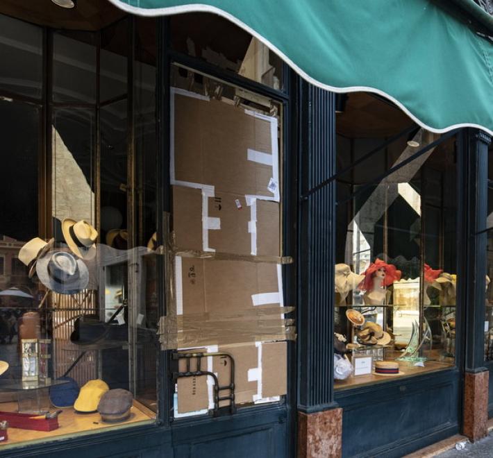 Vandali in azione: spaccata la vetrina di Vender