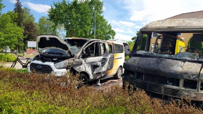 Brucia il furgone, muore il cagnolino: la vacanza diventa un vero incubo