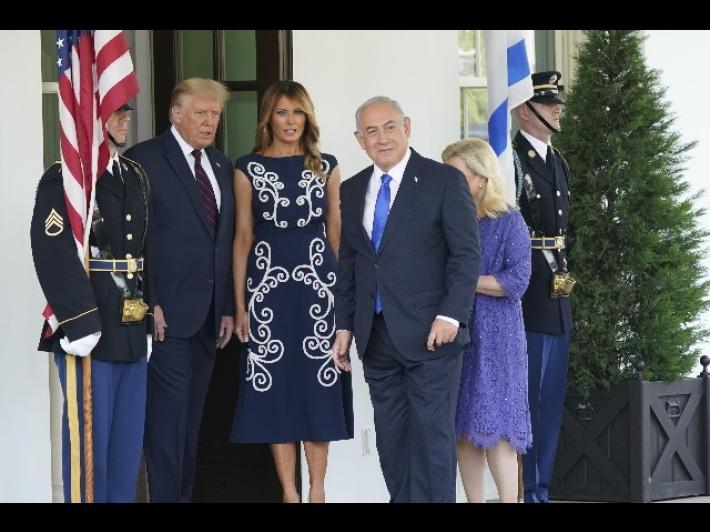 Firmato l'accordo: Trump, giorno storico per la pace in Medio Oriente