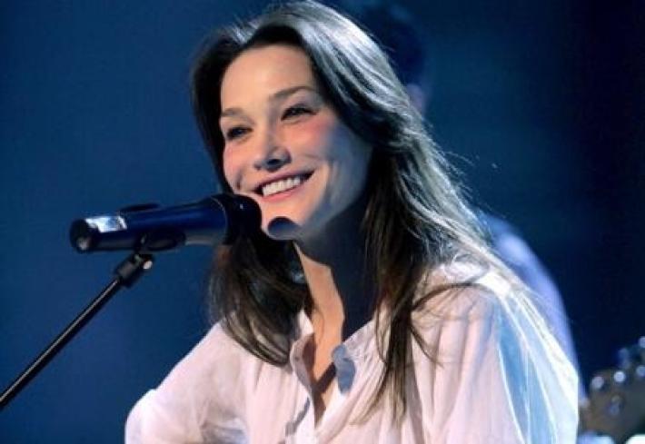 Carla Bruni: "Dopo 5 anni ho terminato la terapia per il cancro al seno"