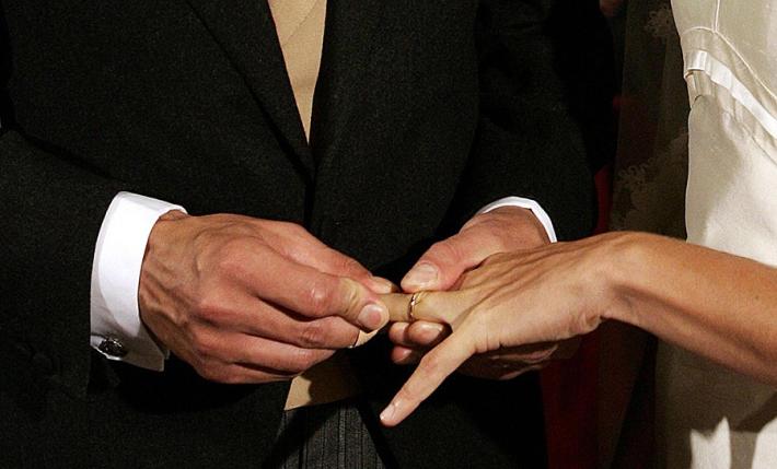 Avvocato regala un voucher-divorzio alla collega praticante che si sposa