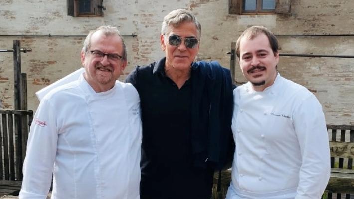 Clooney, per una settimana all'Antica Corte, sceglie una torta &laquo;della casa&raquo; per il 63&deg; compleanno