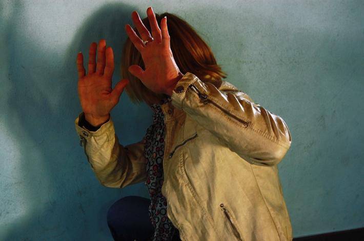 Quattro anni di violenze alla compagna fino a romperle una costola: condannato