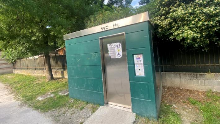 Al Parco Ducale bagno pubblico fuori servizio