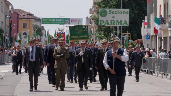 Alpini, Parma c'&egrave;: 700 &laquo;veci&raquo; e &laquo;bocia&raquo; sfilano a Vicenza
