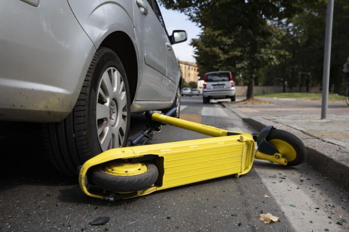 Monopattino tampona auto e rompe il vetro posteriore