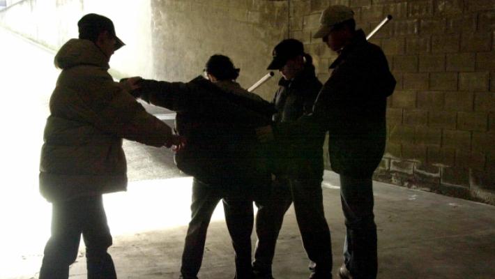 Grave atto di bullismo: tre ragazzi picchiati da altrettanti coetanei