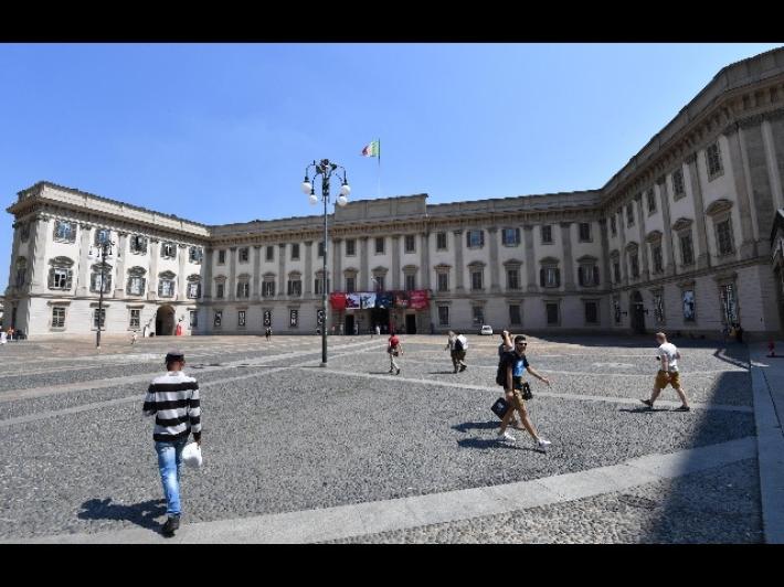 Vuole stabilirsi a Palazzo Reale come erede Savoia, allontanato 