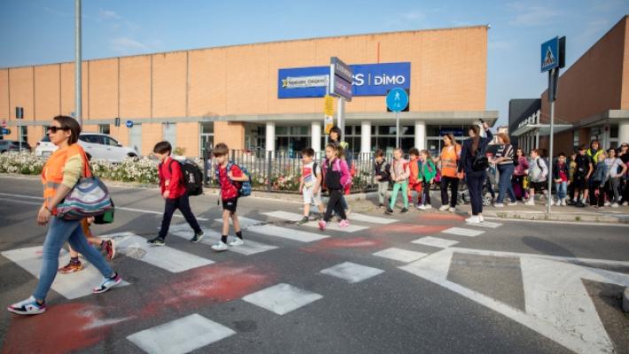 All'Anna Frank tutti a scuola a piedi guidati dai volontari