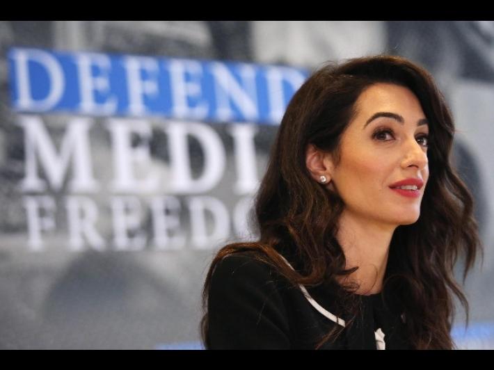 Brexit: Amal Clooney si dimette da consulente del governo Gb