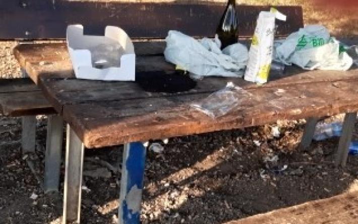 Vandalismi e rifiuti: i parchi in mano agli incivili