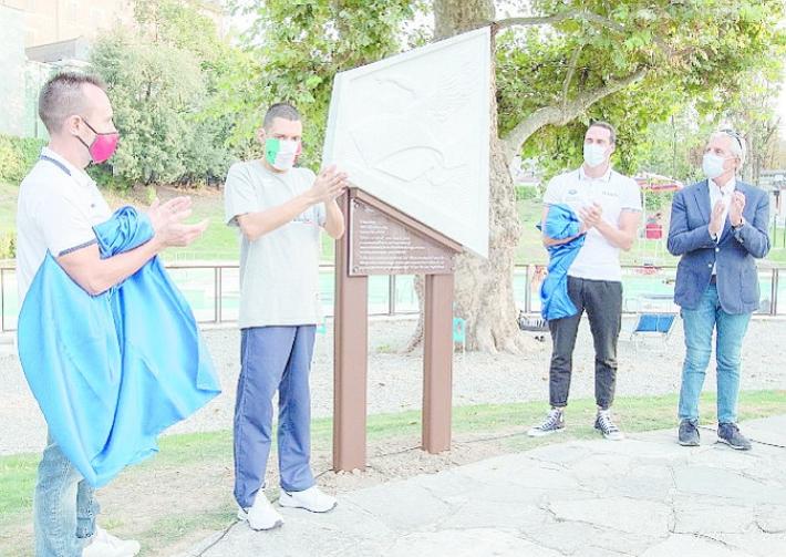 Alla piscina Leoni un bassorilievo dedicato a Bud Spencer