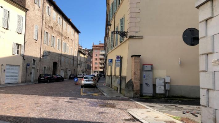 Donna aggredita e rapinata in via Cantelli