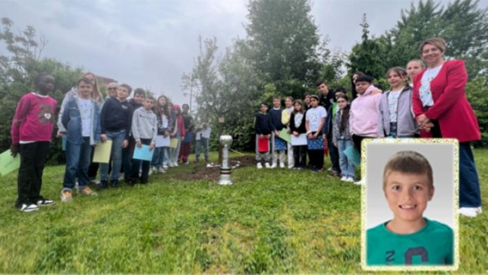 Parma Calcio, la coppa alla scuola di Vicofertile davanti all'ulivo dedicato al piccolo Matteo Cerato