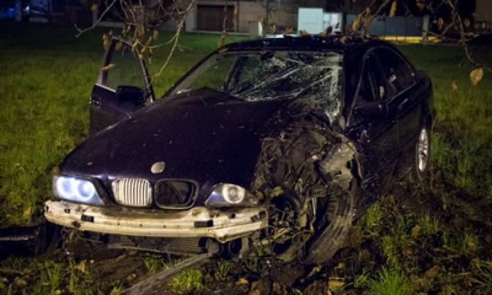 Rubano due volte una macchina ma devono fuggire