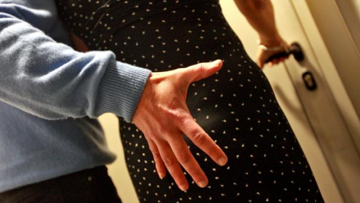 A 69 anni tenta di molestare l'edicolante ventenne