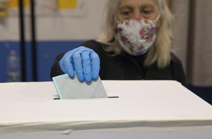 Tra mascherine e gel: la paura del virus &laquo;sterilizza&raquo; il referendum