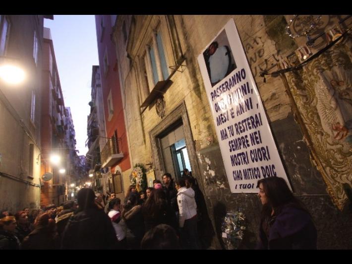 Capodanno a Napoli "sui social video di preparativi di festa con pistola, adulti che insegnano a bambini a tenere in mano armi da fuoco "