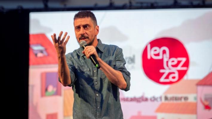 Luca Bizzarri ironizza sui social