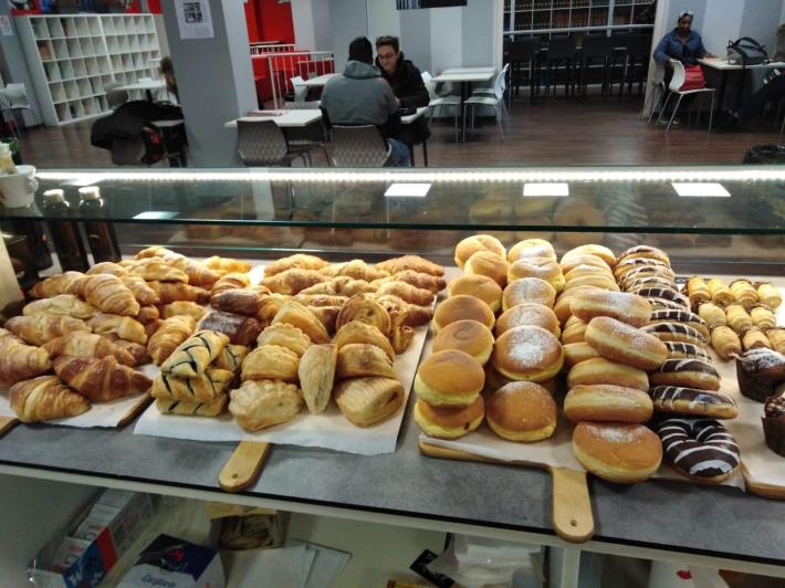 Milano, un alunno addenta un panino al prosciutto delle mensa e ci trova un bullone