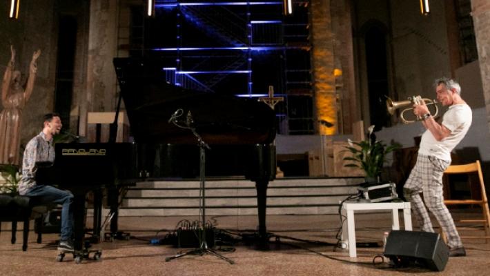 L'inno alla pace di Aeham Ahmad e Paolo Fresu inizia con venti minuti di ritardo ma poi conquista il foltissimo