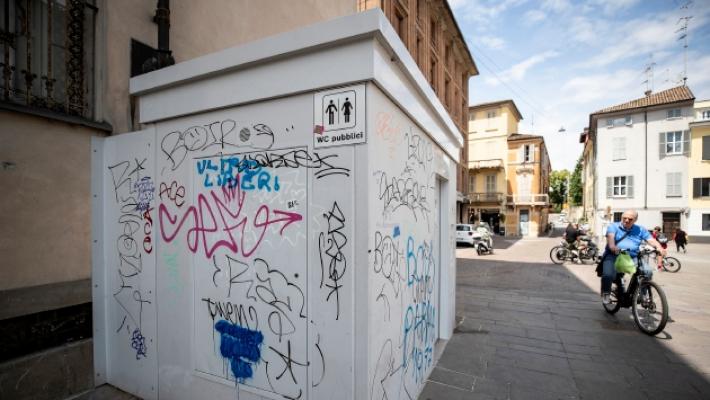 Bagni pubblici, &laquo;off limits&raquo; la met&agrave; dei wc del centro
