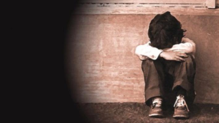 La bacia sulle labbra, ma lei ha solo 12 anni e lui 80. Poi patteggia