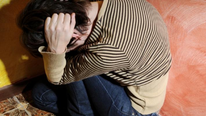 Calci e pugni alla compagna 18enne gi&agrave; un mese dopo il parto