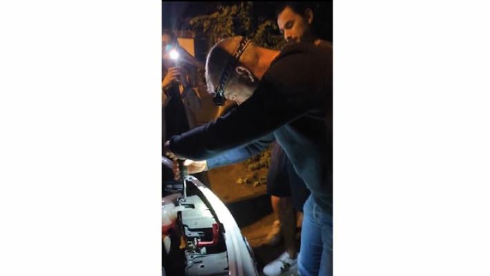 Gatto incastrato nel cofano, lo salva il sindaco