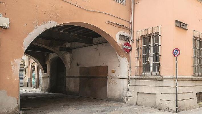 Anziano rapinato da due giovanissimi in vicolo Santafiora