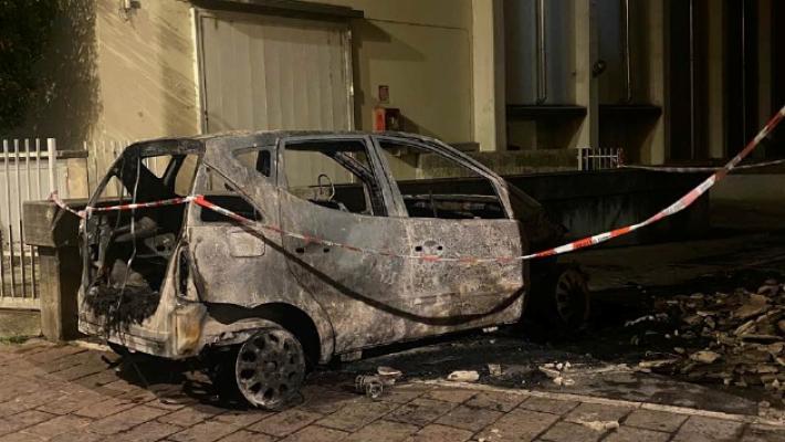 Auto in fiamme a Salso, i carabinieri indagano