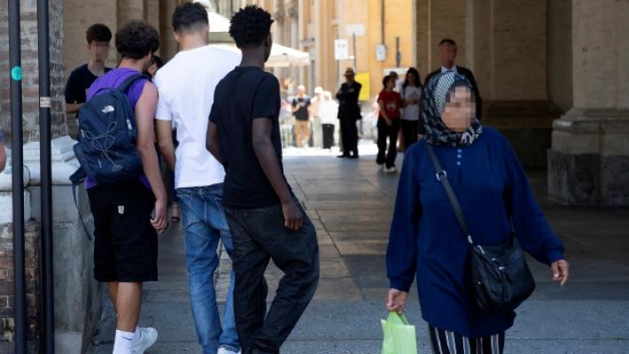 Notte da incubo in piazza Garibaldi: diciannovenne aggredito e derubato