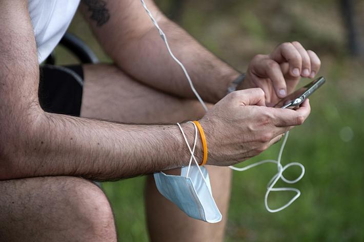 Ferrarini, vietato usare i cellulari in azienda "per motivi igienici e sanitari"