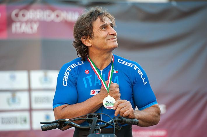 Zanardi fa progressi ma il quadro clinico resta complesso