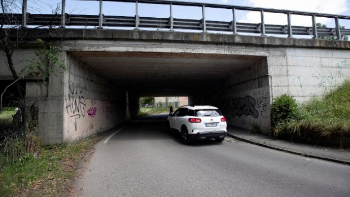 Via Naviglio Alto, doppio attacco. Altri chiodi sparsi nel sottopasso