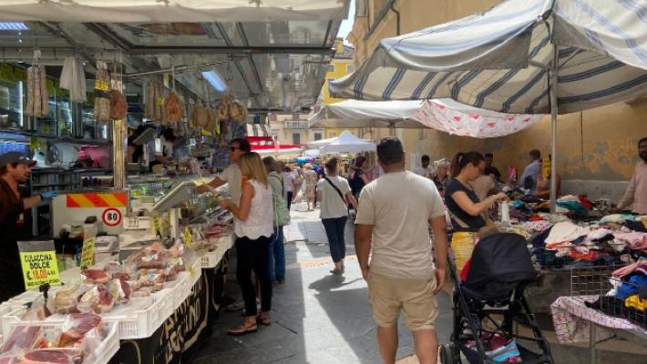 Piazzale San Bartolomeo, 26 ambulanti in rivolta: &laquo;No al trasferimento in via Verdi&raquo;