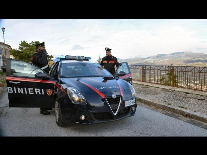 Trovato morto sull'argine dell'Arno, diverse coltellate