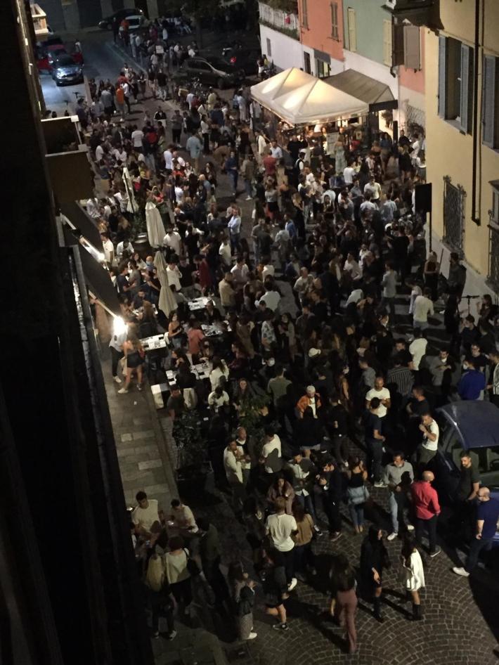 Assembramenti davanti ai bar, rigore o tolleranza?