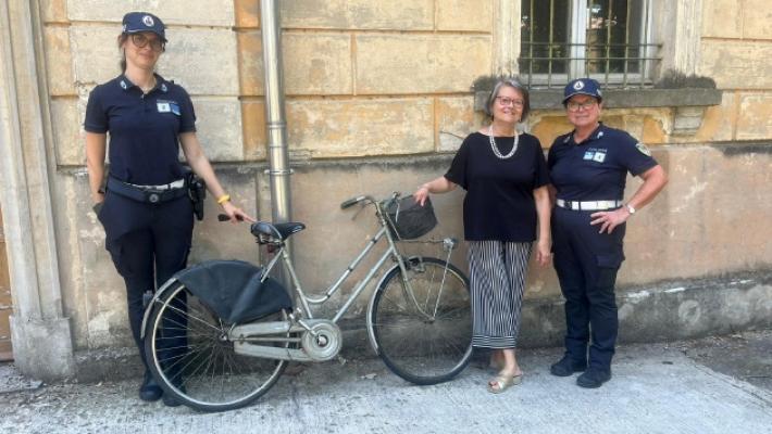 Rubano le bici a due volontari impegnati in una festa di paese: la Polizia locale trova i colpevoli