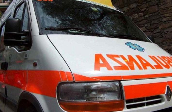 Grave incidente nella notte, auto contro una pianta sulla via Emilia. Due feriti gravi, uno &egrave; in Rianimazione