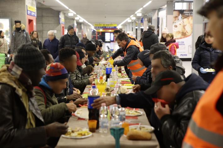 San Silvestro solidale: a tavola con gli "ultimi" in stazione