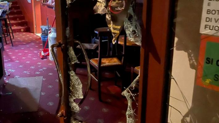 Ennesima spaccata: l'Highlander Pub preso a mazzate