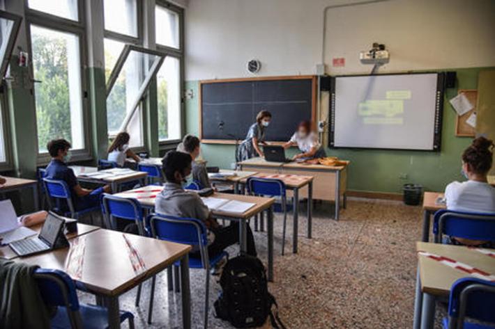 Monza, professore a processo per la relazione con un'alunna sedicenne