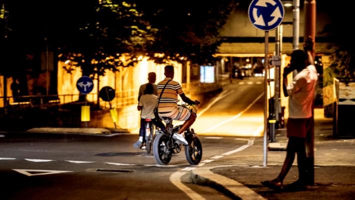 Stazione, un sabato sera &laquo;normale&raquo; tra birra, liti e pusher in bicicletta